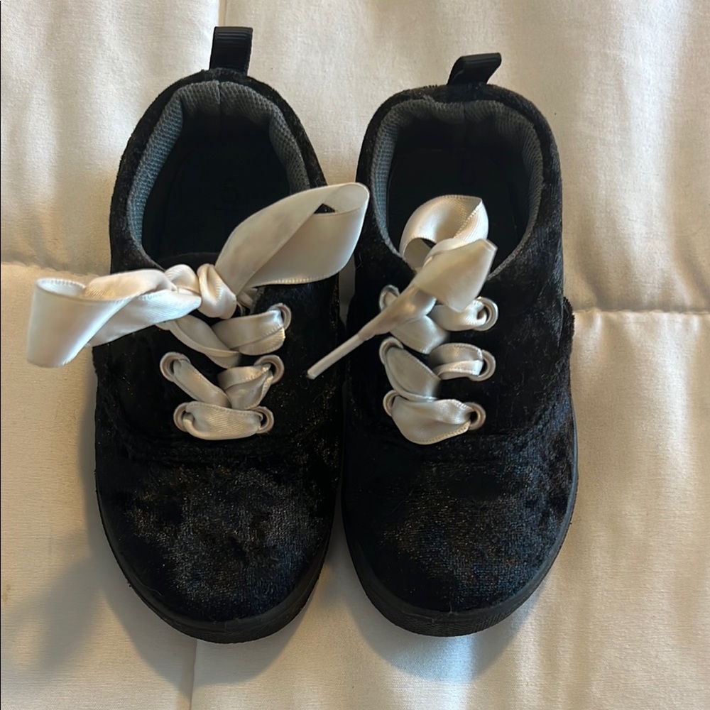 Black and White Low-Top Sneakers with Plush Finish